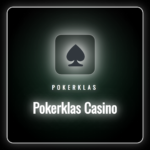 Pokerklas Casino oyun masasında oturan mutlu bir oyuncu.